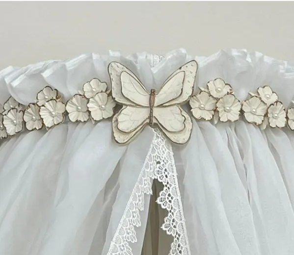 01 dossel meia lua flores e borboletas offwhite