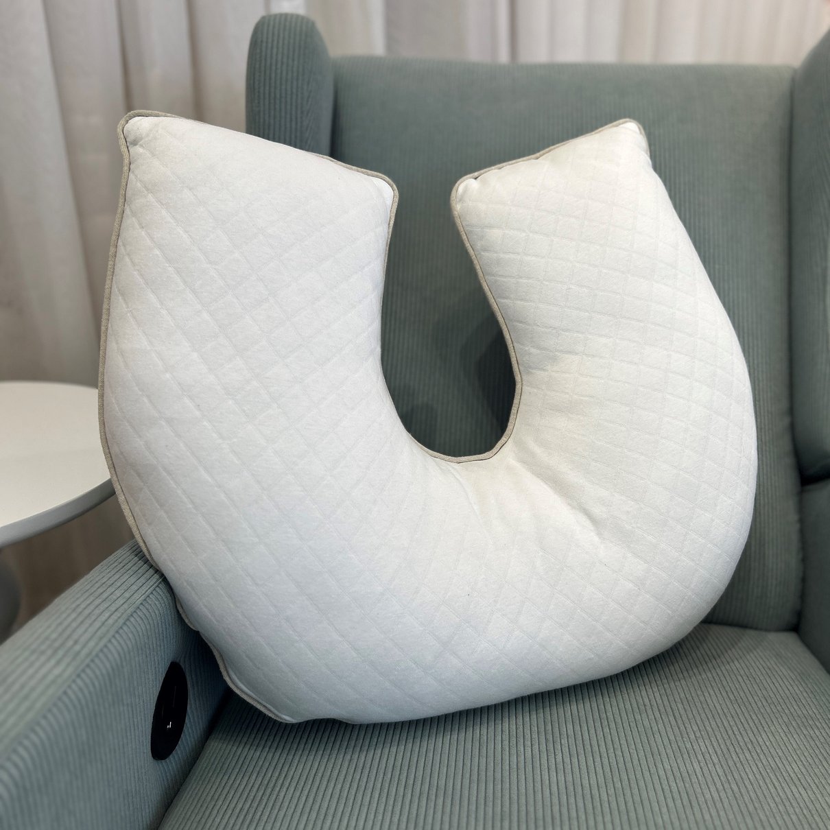 01 almofada amamentacao branca debrum bege