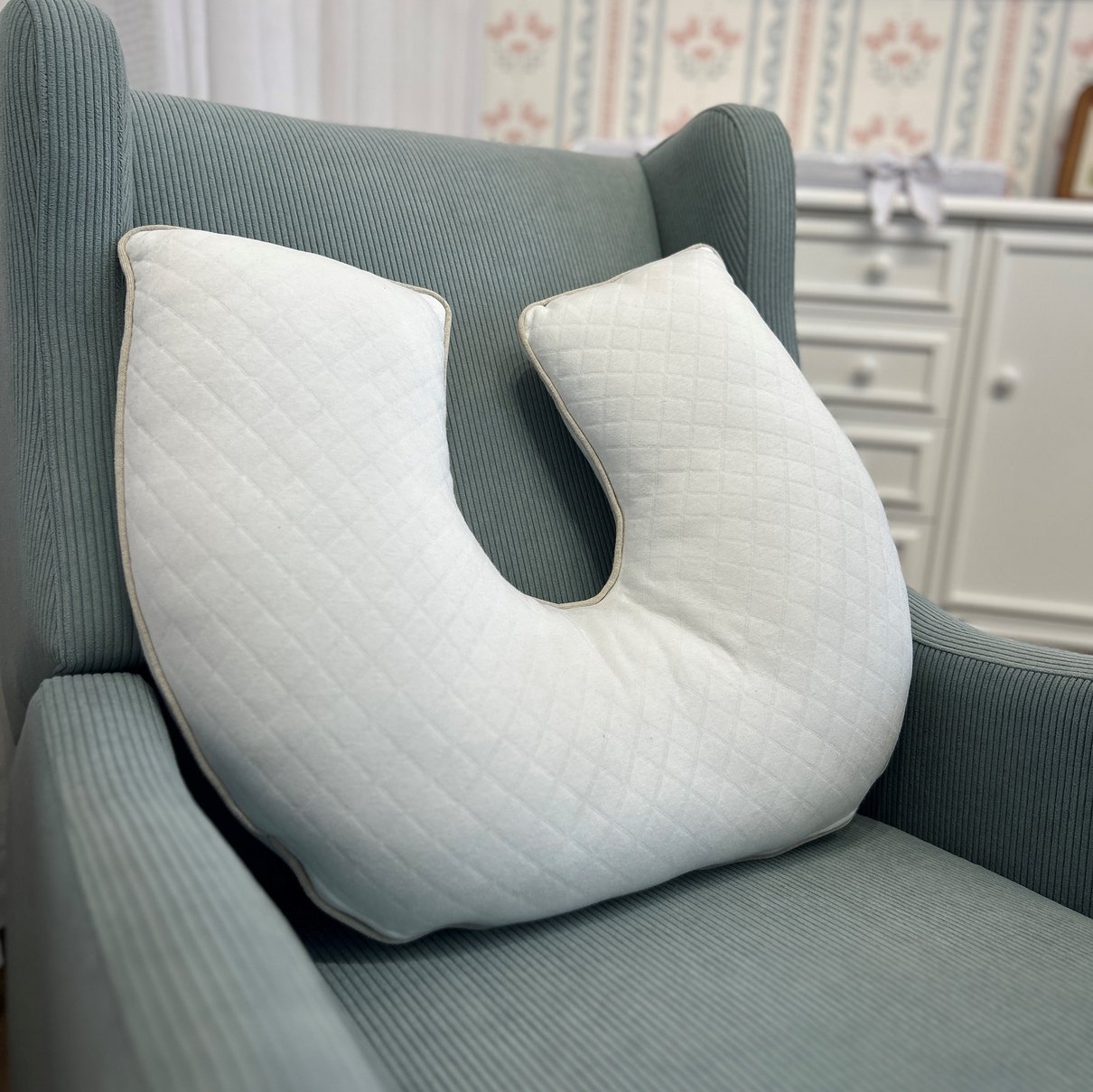 02 almofada amamentacao branca debrum bege